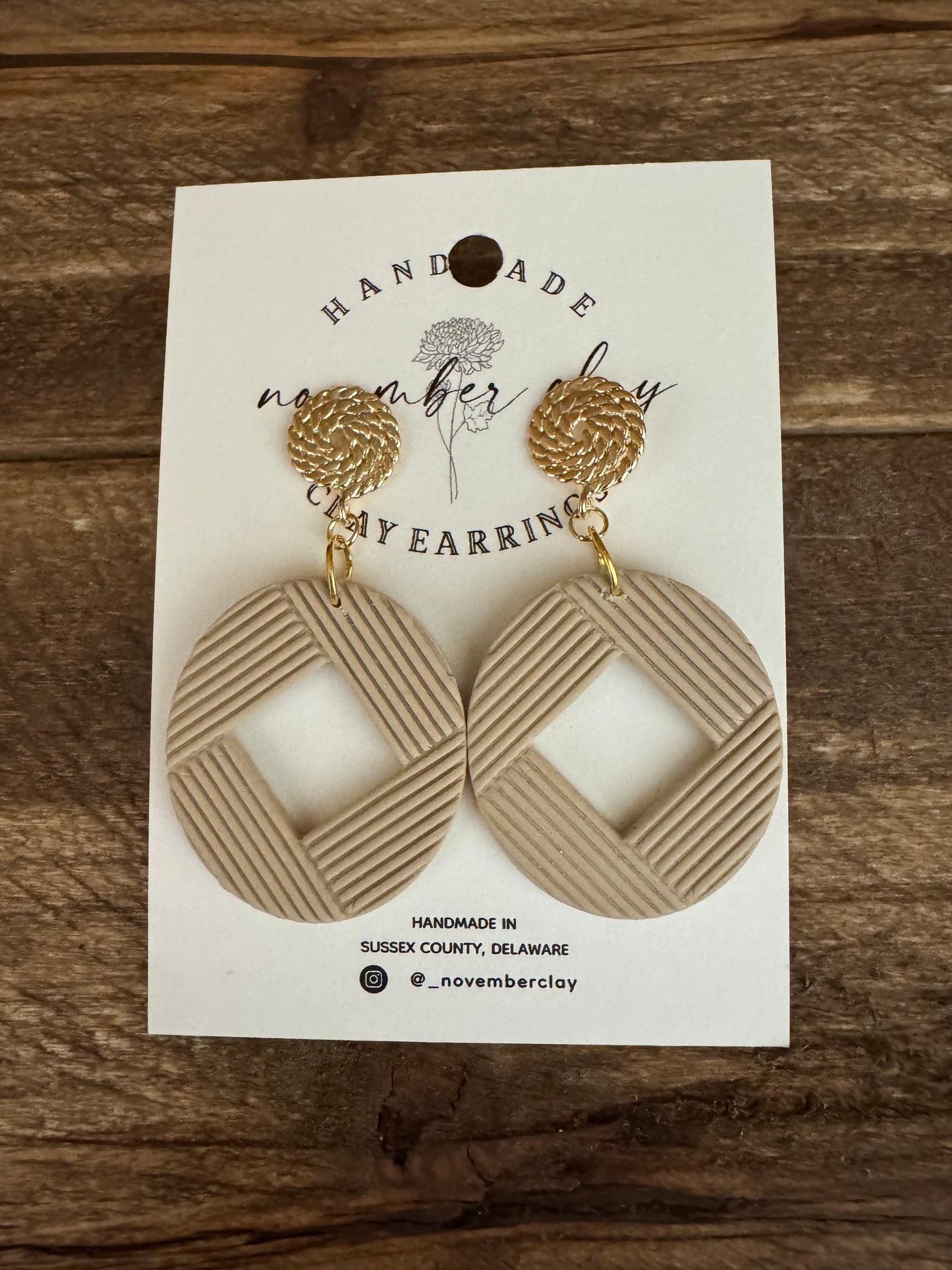 Tan Lined Circle w/cut out & Gold Twisted Rope Post