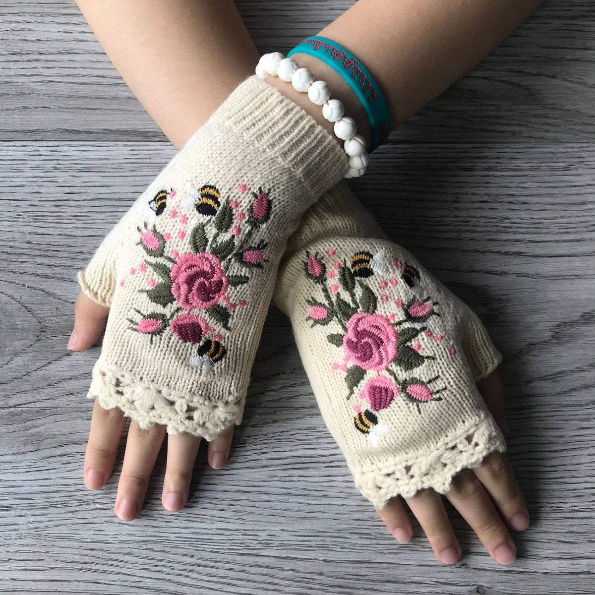 Bee Warm Embroidered Knitted Gloves: White / M