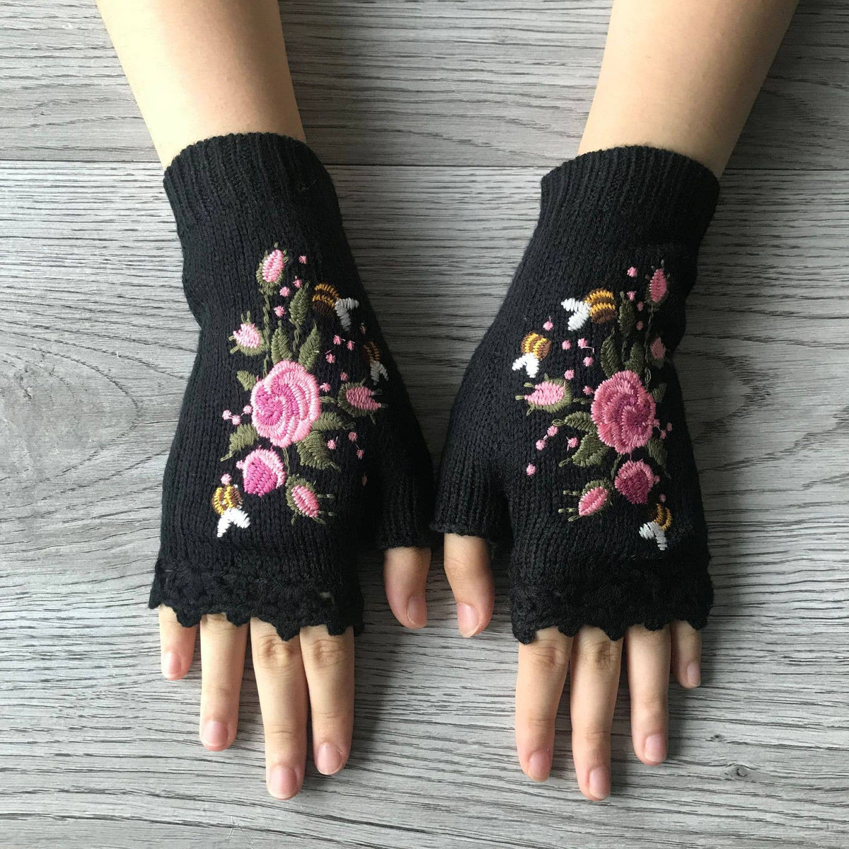 Bee Warm Embroidered Knitted Gloves: Black / M