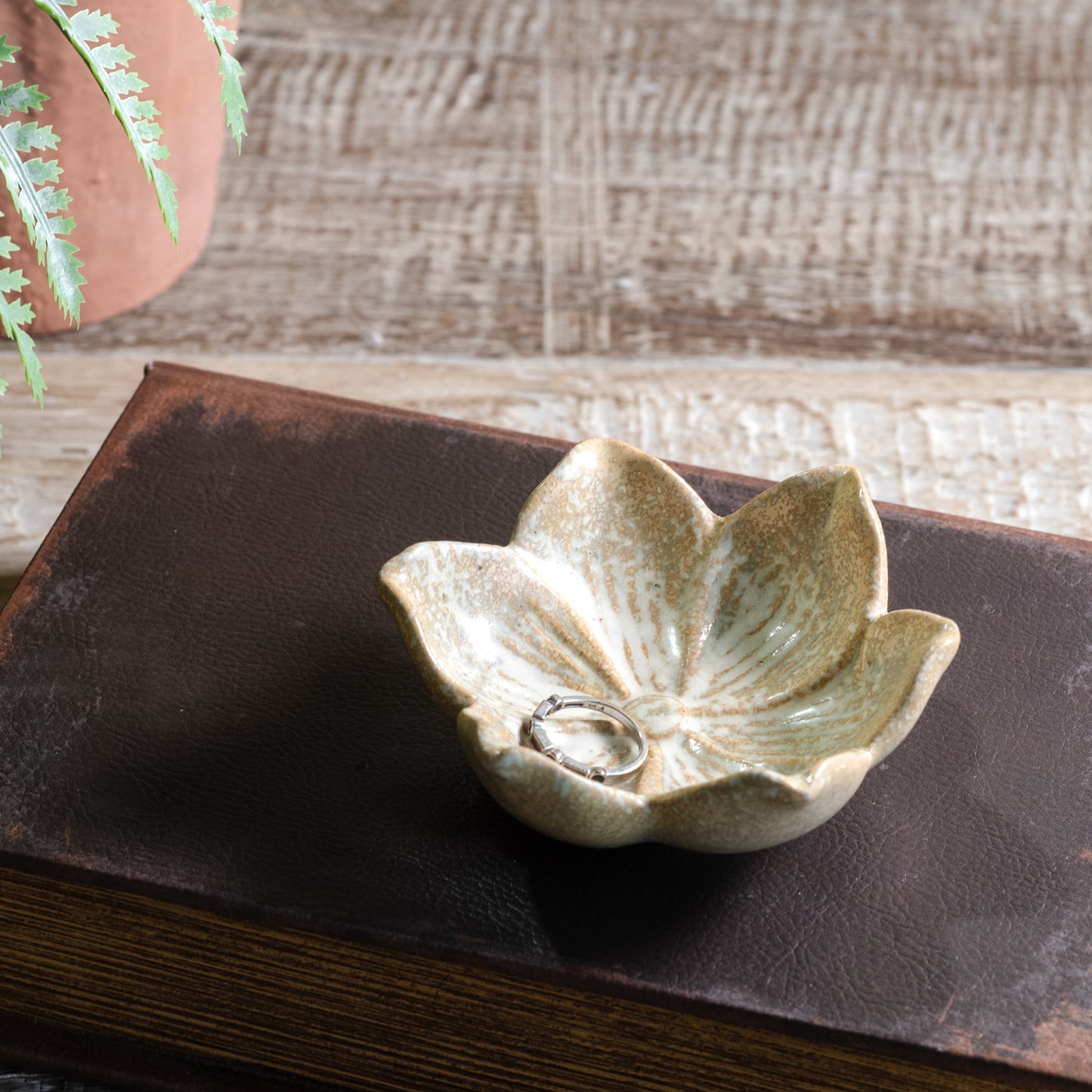 4" Reactive Beige Flower Dish