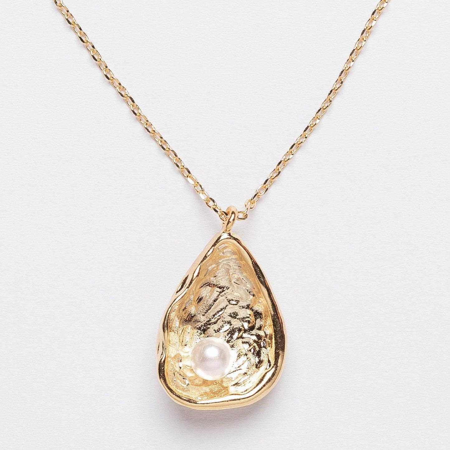 Gold Shell Pendant Necklace with Pearl