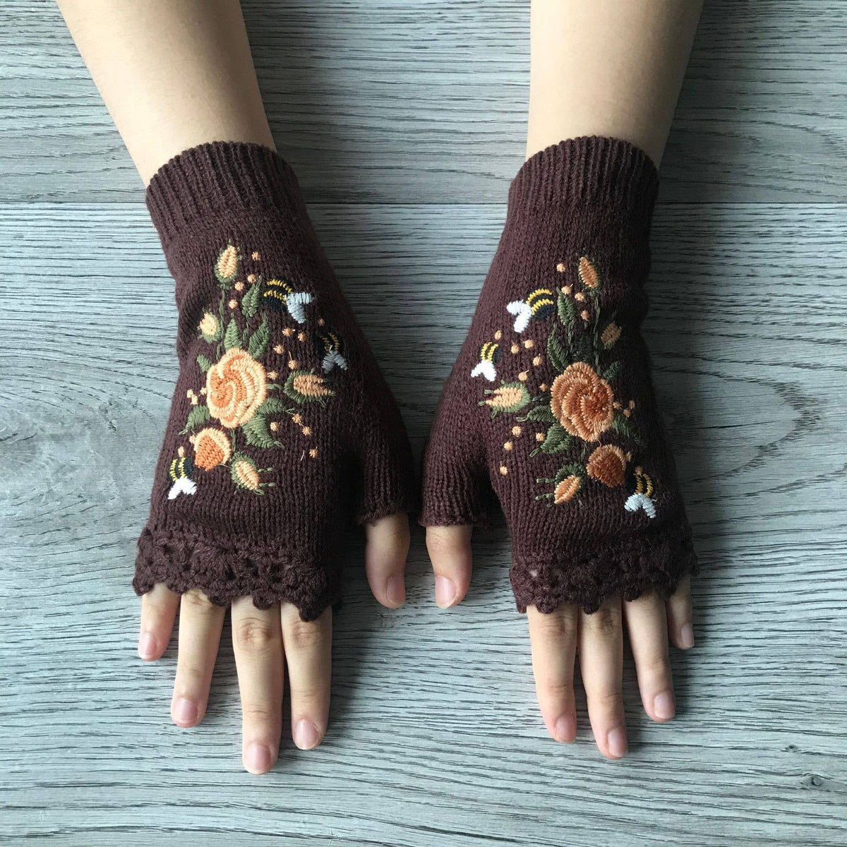 Bee Warm Embroidered Knitted Gloves: Coffee / M