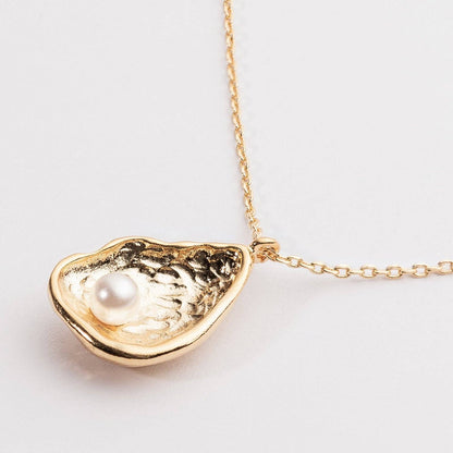 Gold Shell Pendant Necklace with Pearl
