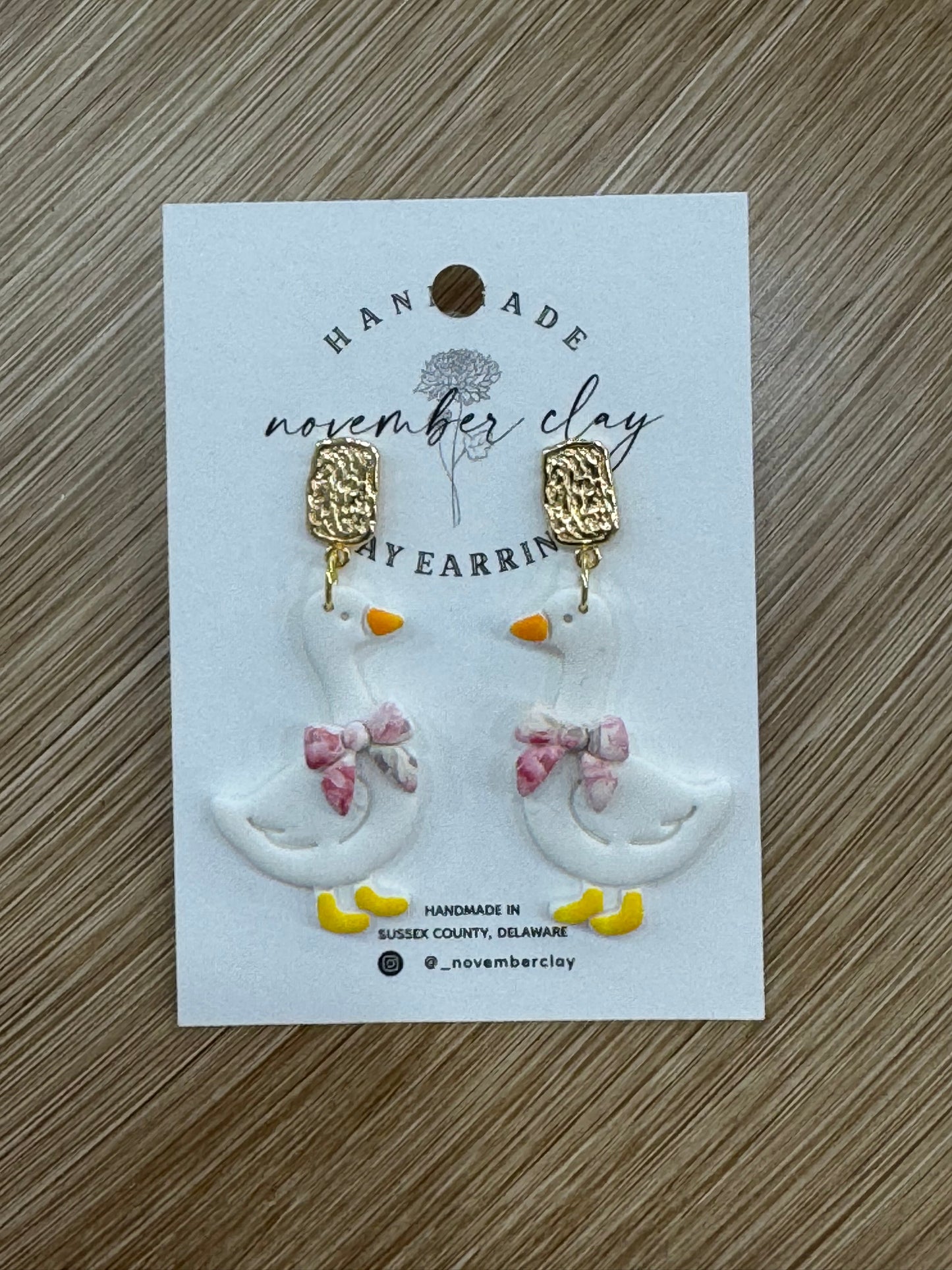 Goose w/Pink Floral Bow and Rounded Rectangle Gold Post