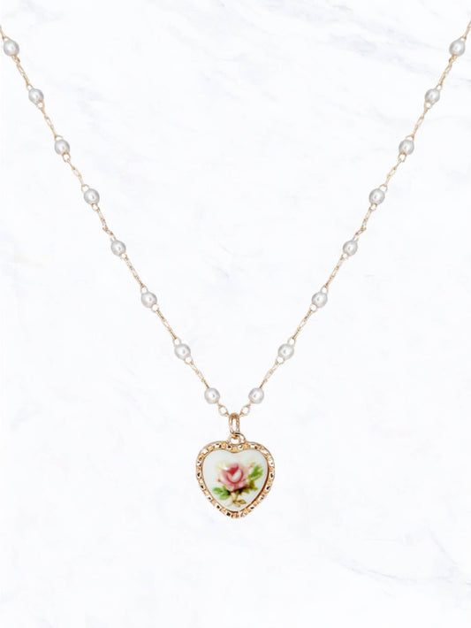 Vintage Rose Heart Pendant Necklace: Rose Gold