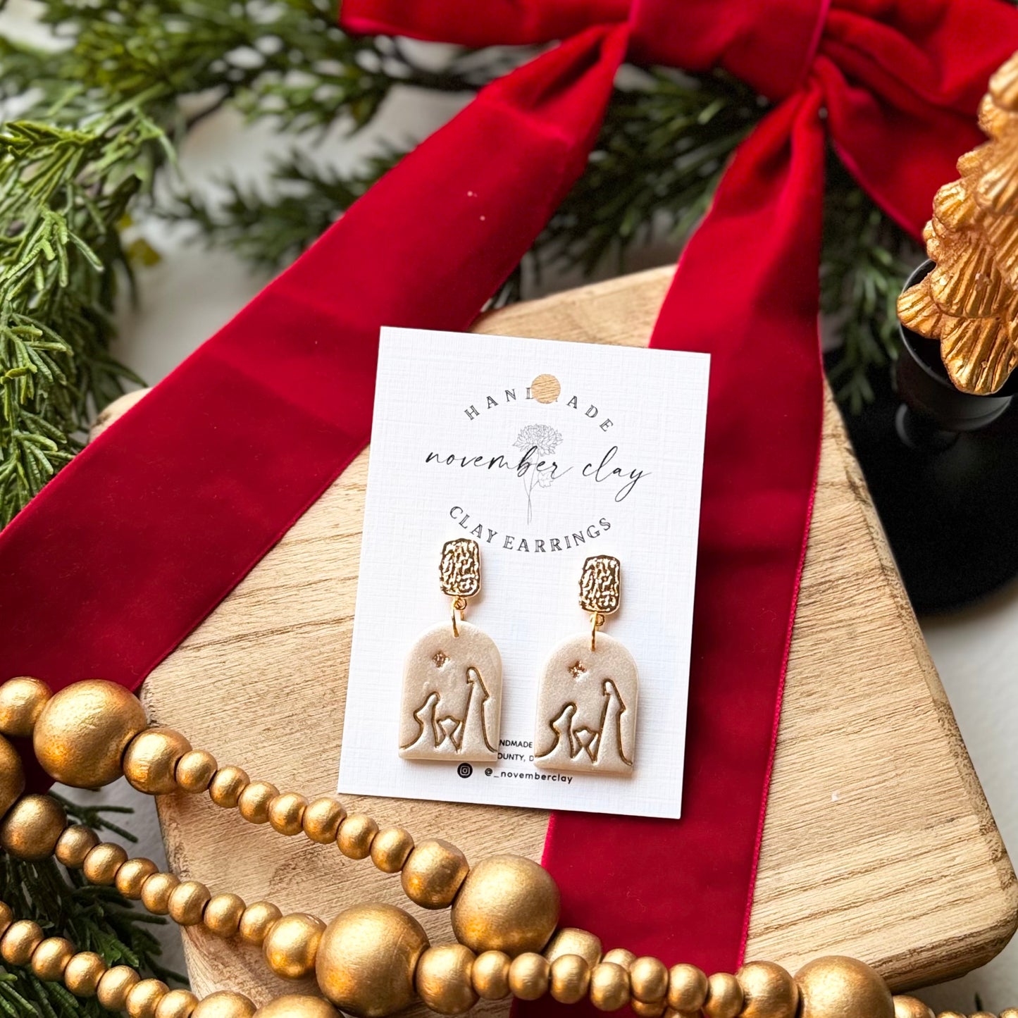 Nativity Scene w/Gold Rectangle Post