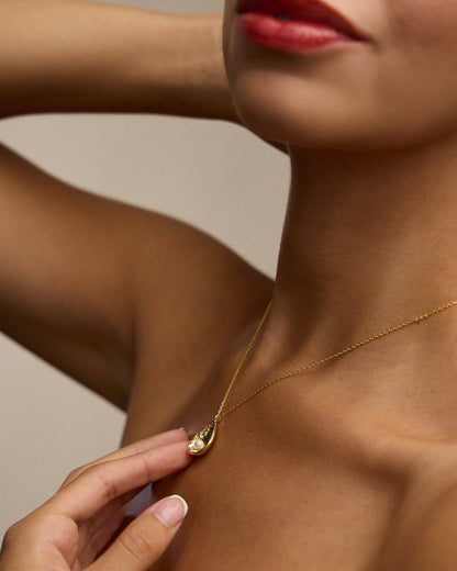 Gold Shell Pendant Necklace with Pearl