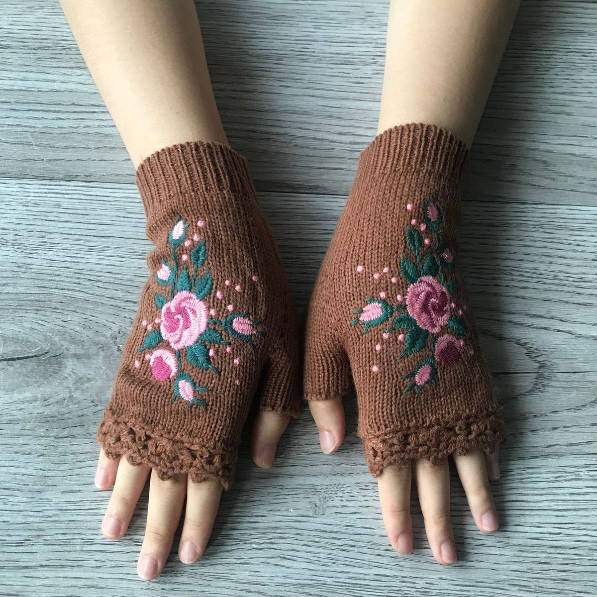 Bee Warm Embroidered Knitted Gloves: Brown / M