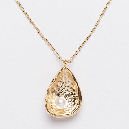 Gold Shell Pendant Necklace with Pearl
