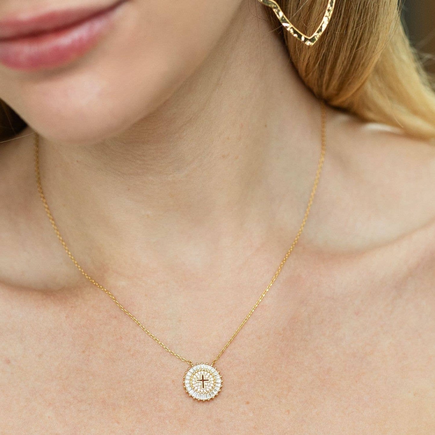 Shimmering Cross Necklace: Silver